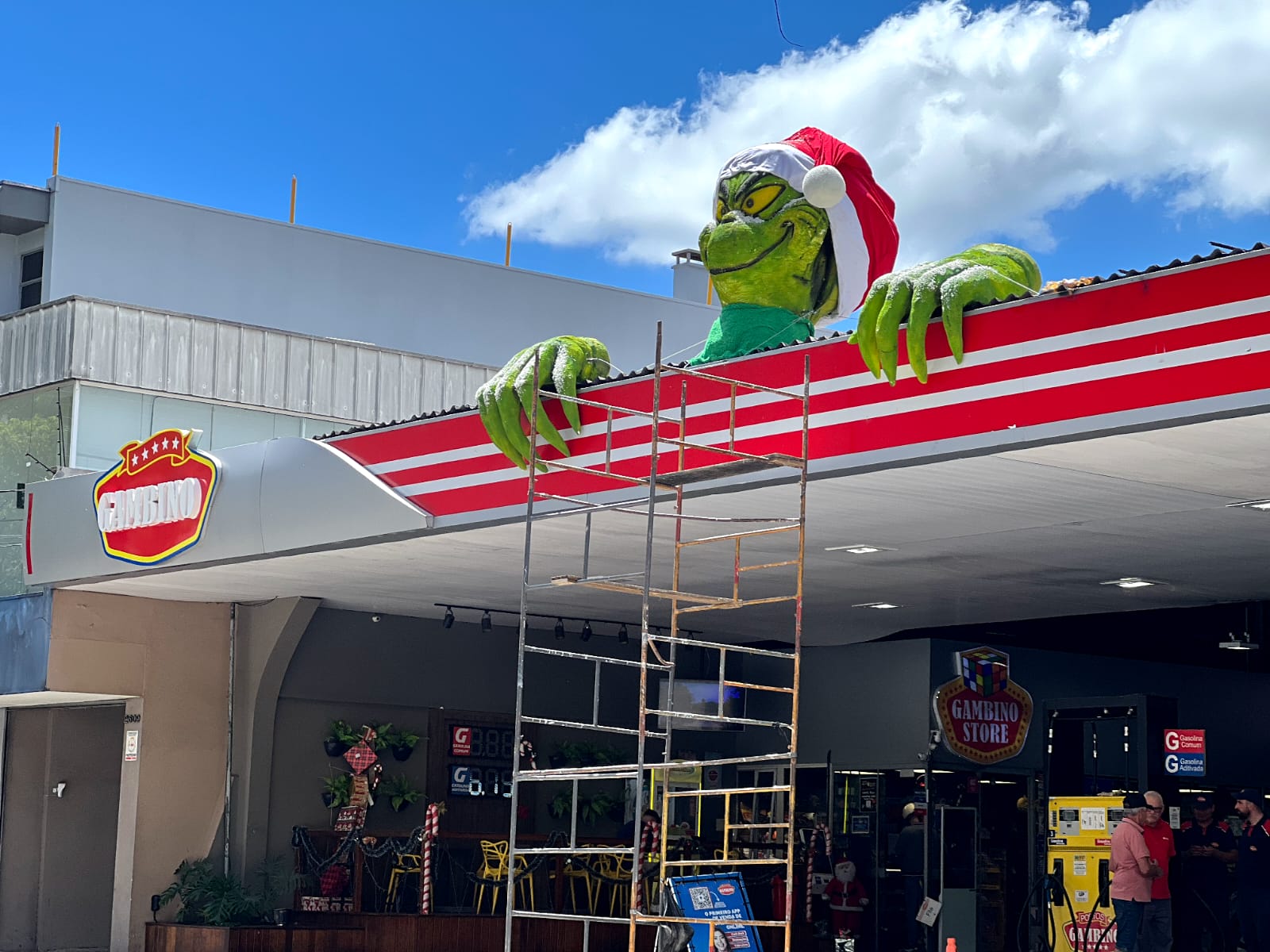 Show de Neve abre o Natal Misterioso nos Postos Gambino, em Caxias do Sul