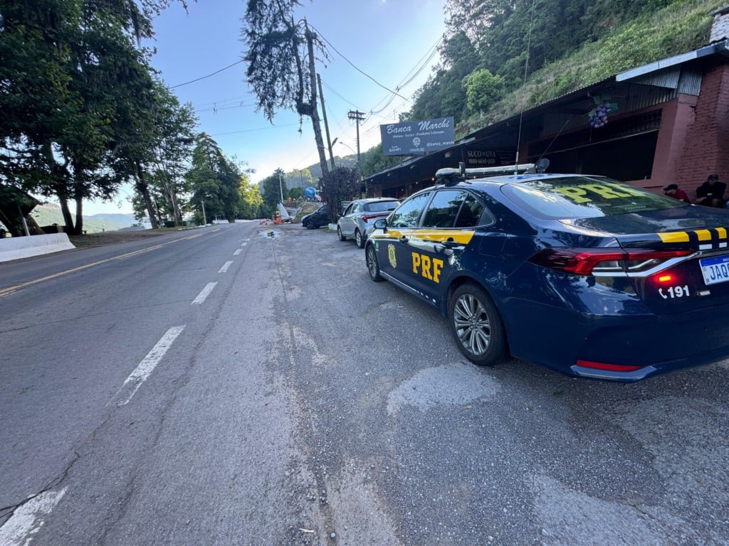 PRF recupera caminhão de estelionato e carro furtado em duas ações na BR-116 em Caxias do Sul