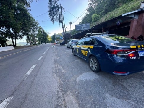 PRF recupera caminhão de estelionato e carro furtado em duas ações na BR-116 em Caxias do Sul