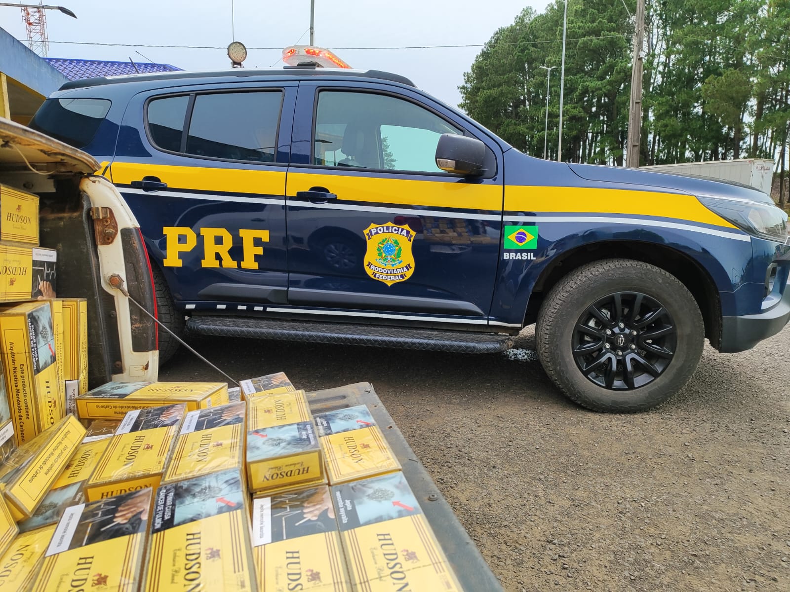 PRF prende homem com 12,5 mil maços de cigarros contrabandeados na BR-285, em Vacaria