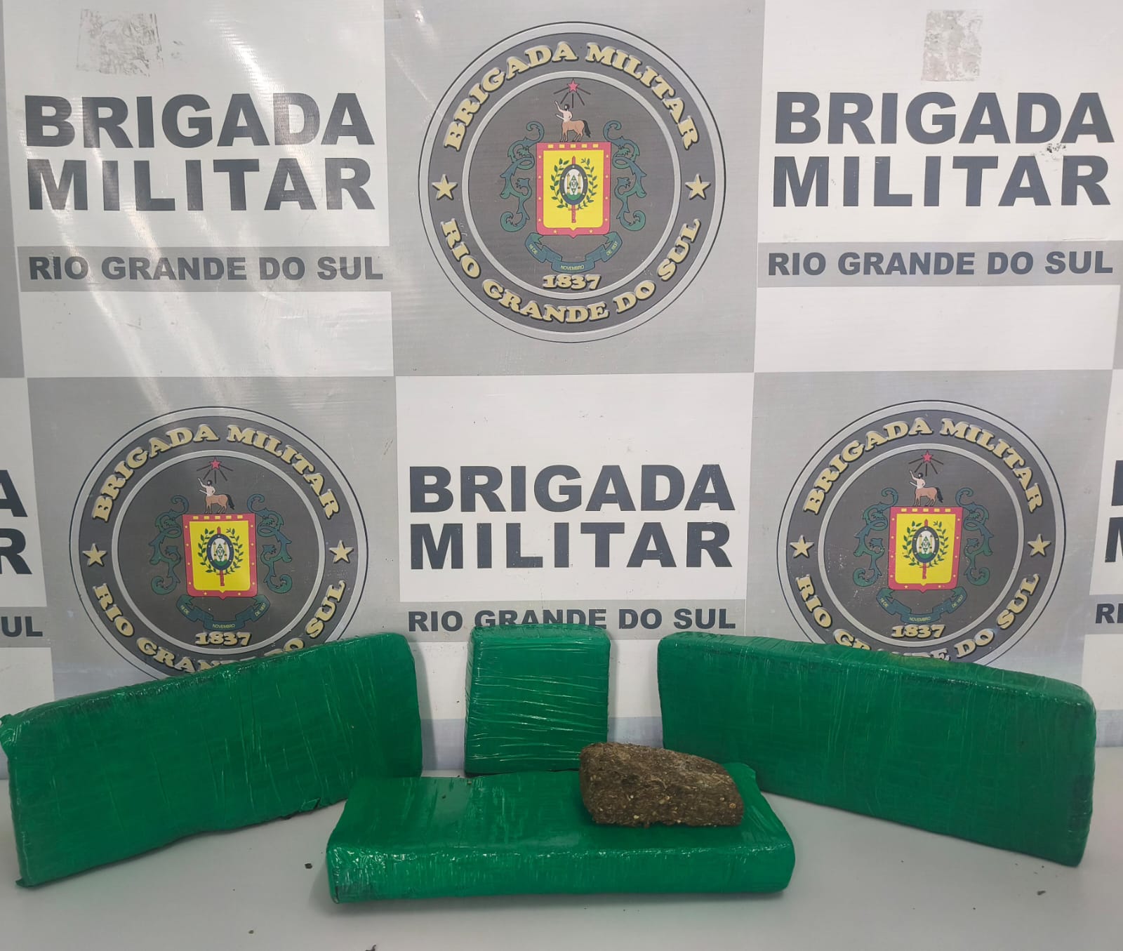 Brigada Militar apreende quatro tijolos de maconha no Desvio Rizzo, em Caxias