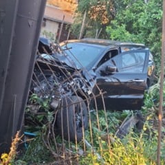 O condutor do ve&iacute;culo, Dodge/Durango, foi socorrido e encaminhado &agrave; Unidade de Pronto Atendimento (UPA). (Foto: Robinho/Grupo RSCom)