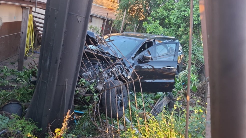 O condutor do veículo, Dodge/Durango, foi socorrido e encaminhado à Unidade de Pronto Atendimento (UPA). (Foto: Robinho/Grupo RSCom) O condutor do veículo, Dodge/Durango, foi socorrido e encaminhado à Unidade de Pronto Atendimento (UPA). (Foto: Robinho/Grupo RSCom)