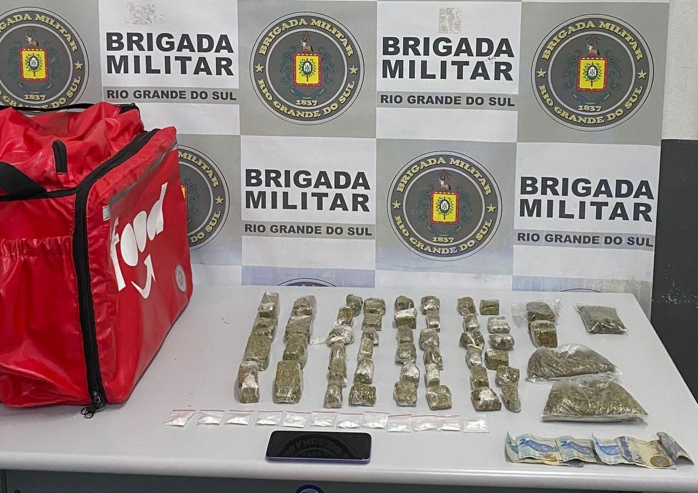 Dois homens são presos com 61 porções de drogas em Caxias do Sul