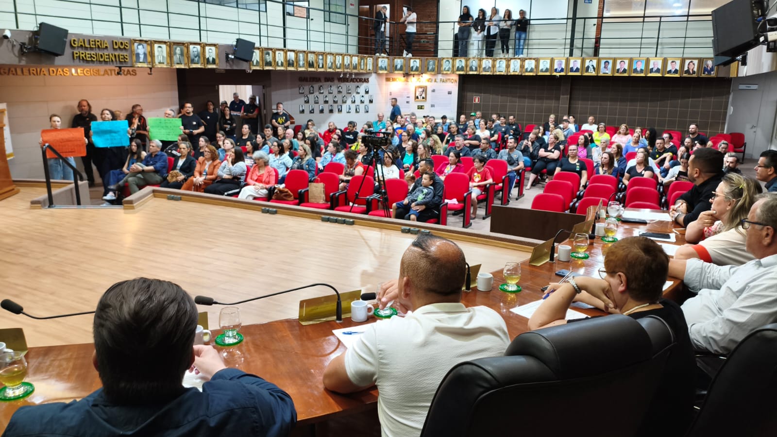 Sob protestos, vereadores aprovam proposta que corta pensões de servidores em Farroupilha