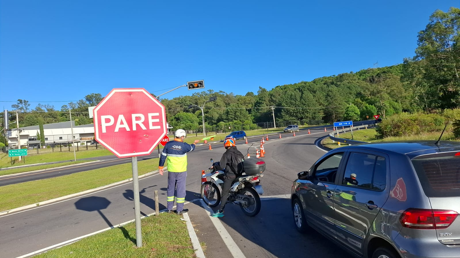 Caminhão danifica sinalização e bloqueia travessia entre os bairros Monte Bérico e Santa Lúcia em Caxias do Sul