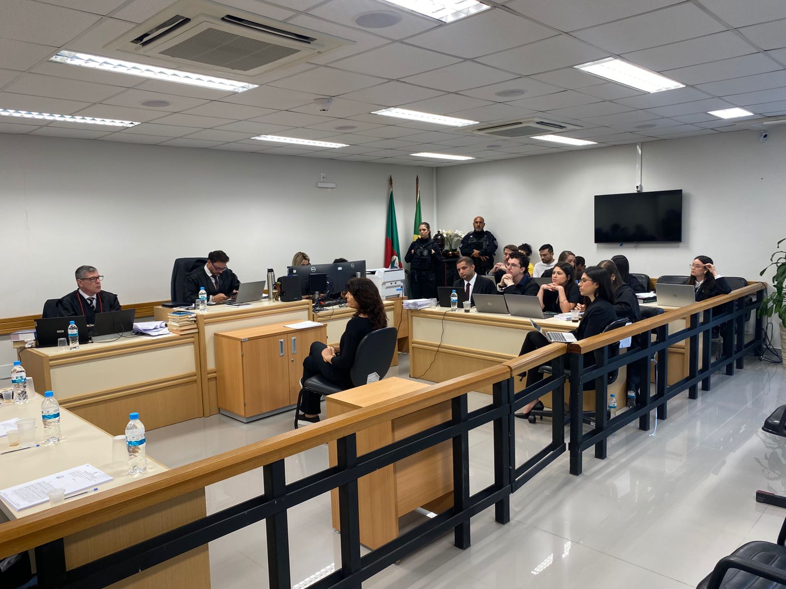 Júri em Farroupilha absolve um acusado e condena dois a penas que somam mais de 23 anos de prisão