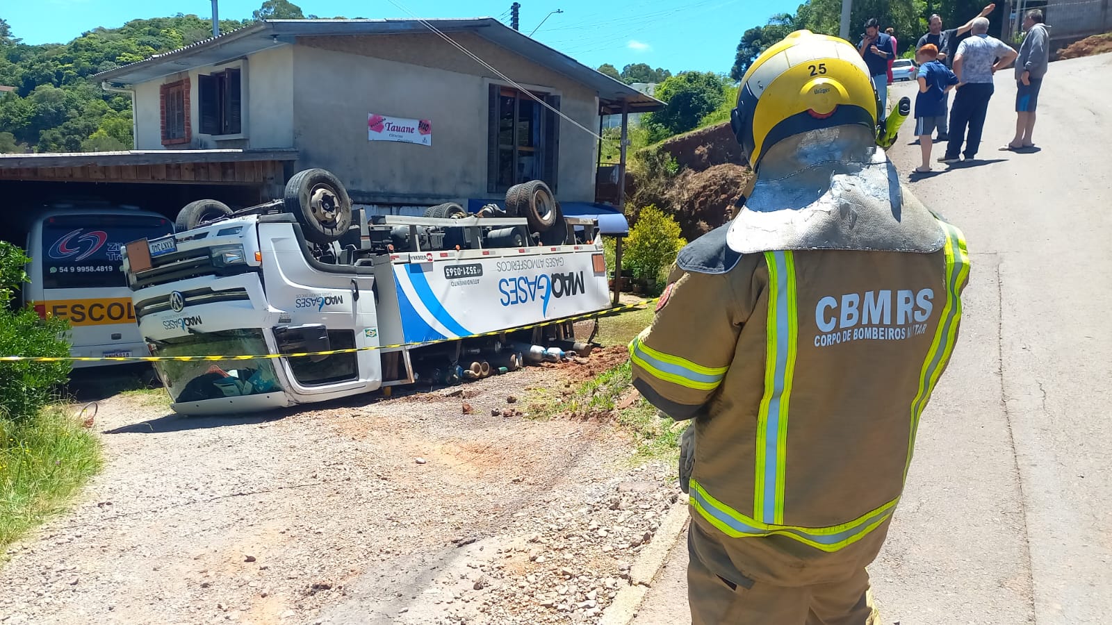 Caminhão capota e quase atinge casa em Caxias do Sul