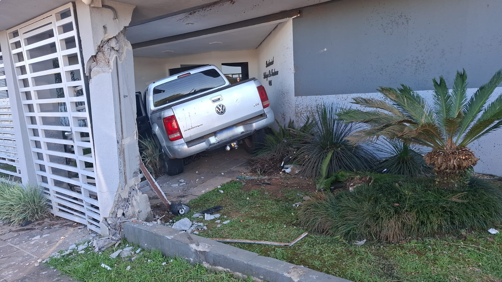Motorista perde o controle e atinge prédio em Caxias do Sul