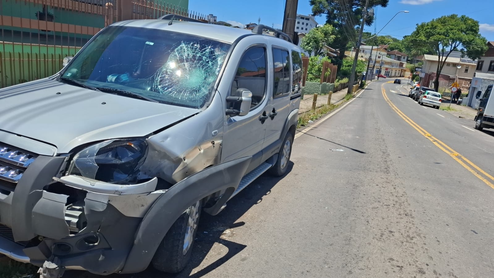 Acidente entre carro e motocicleta deixa homem ferido em Caxias do Sul