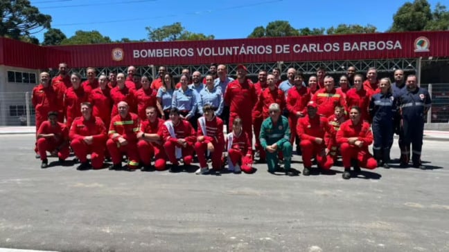 Um dos momentos mais marcantes foi a tradicional saudação com água (batismo). Foto: Guilherme Kalsing)
