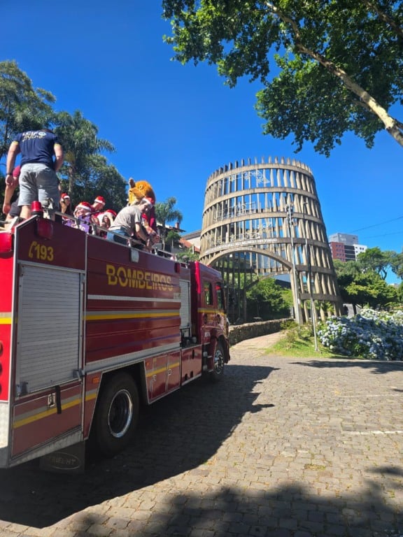 Após a celebração no bairro Municipal, o comboio solidário seguiu em deslocamento pela cidade. (Fotos: Bombeiros/BG)