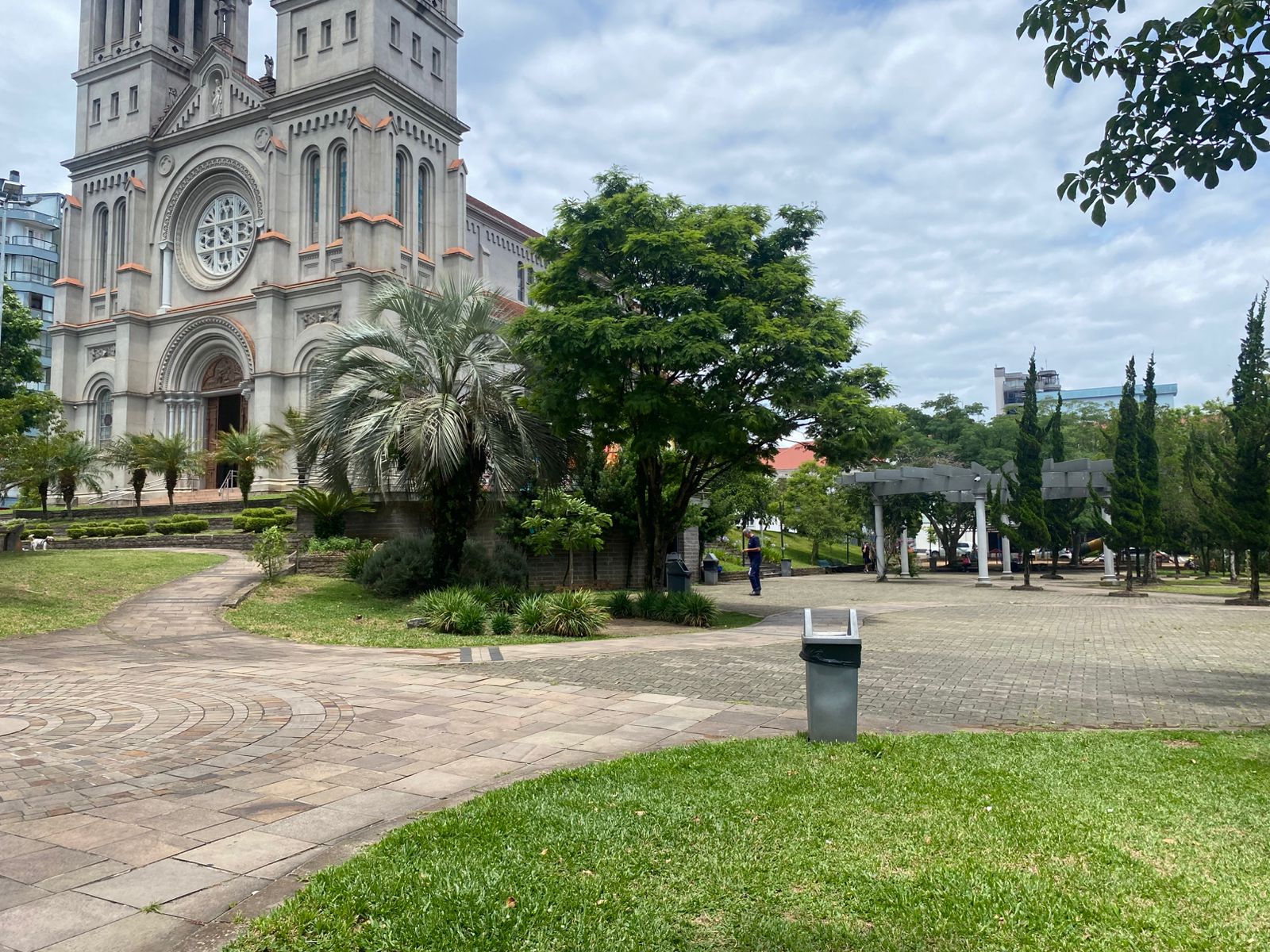 Reclamações sobre moradores de rua persistem após homicídio na Praça da Matriz, em Farroupilha