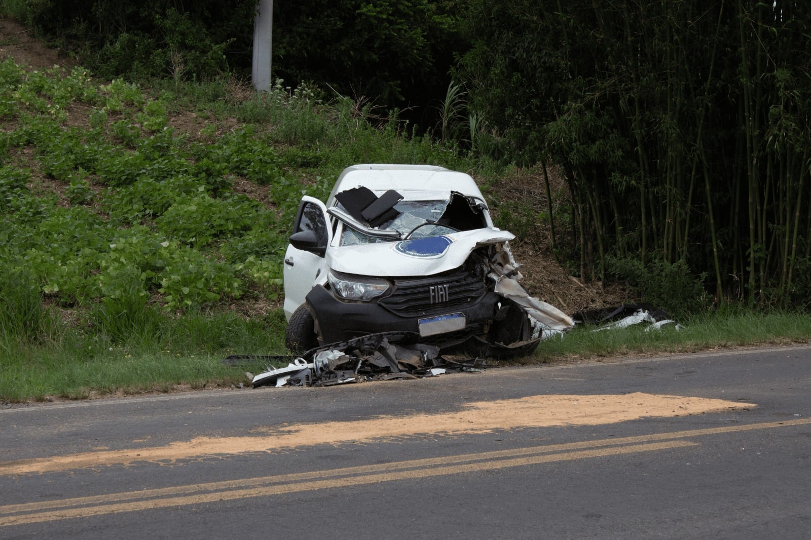 Vítima fica presa às ferragens em acidente na BR-470 em Carlos Barbosa