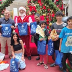 Uma família contemplada recebeu os presentes direto do Papai Noel no Shopping Bento.