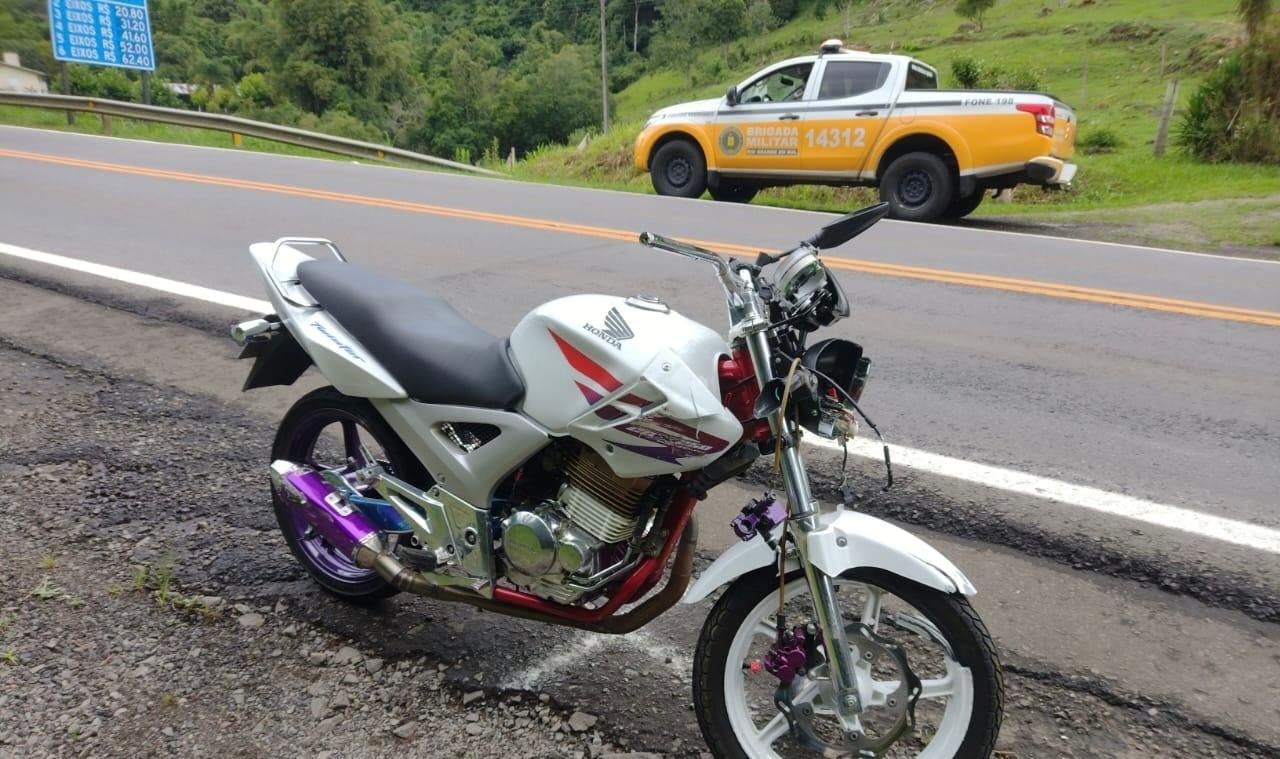 Homem morre após colidir moto em cabeceira de ponte em Carlos Barbosa