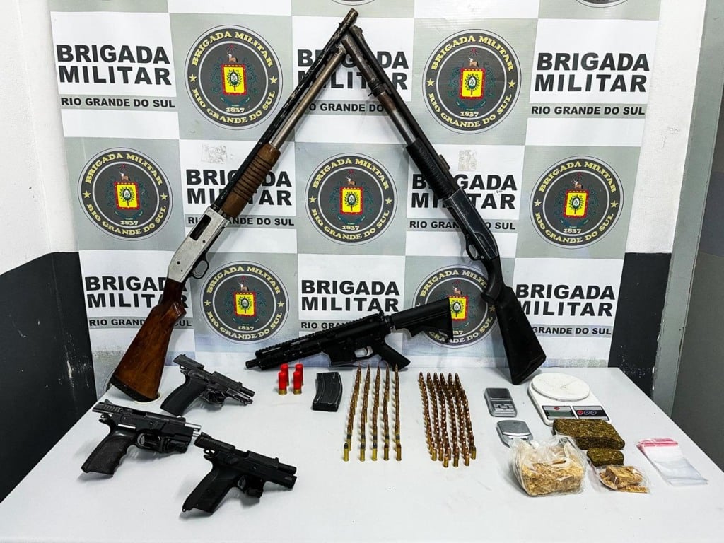 Choque prende dois e apreende fuzil e drogas no interior de Caxias do Sul Choque prende dois e apreende fuzil e drogas no interior de Caxias do Sul