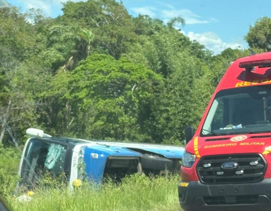 Ônibus tomba na Rota do Sol e deixa cinco pessoas feridas em Terra de Areia