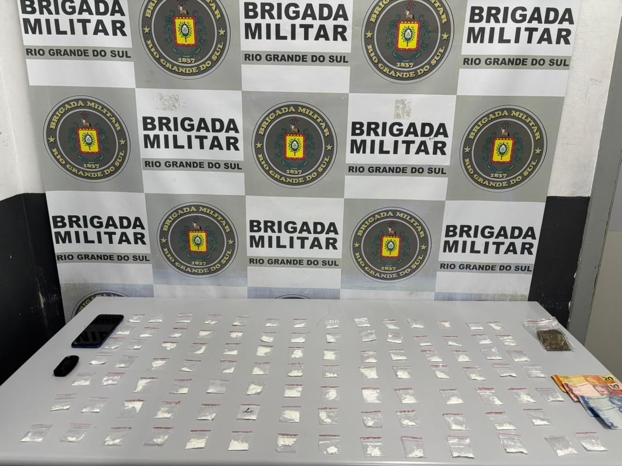 BM apreende 130g de drogas e um veículo no bairro Reolon, em Caxias do Sul