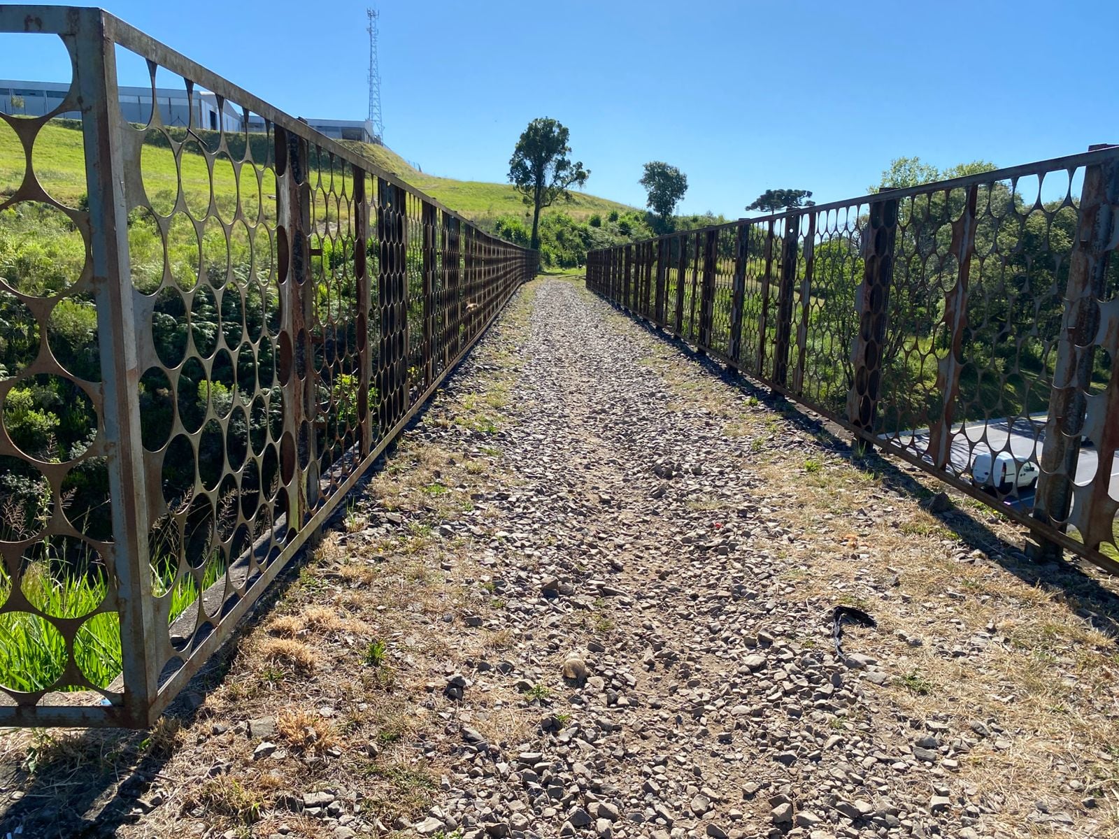 Pedras soltas em antiga via férrea oferecem risco na ERS-122, em Farroupilha