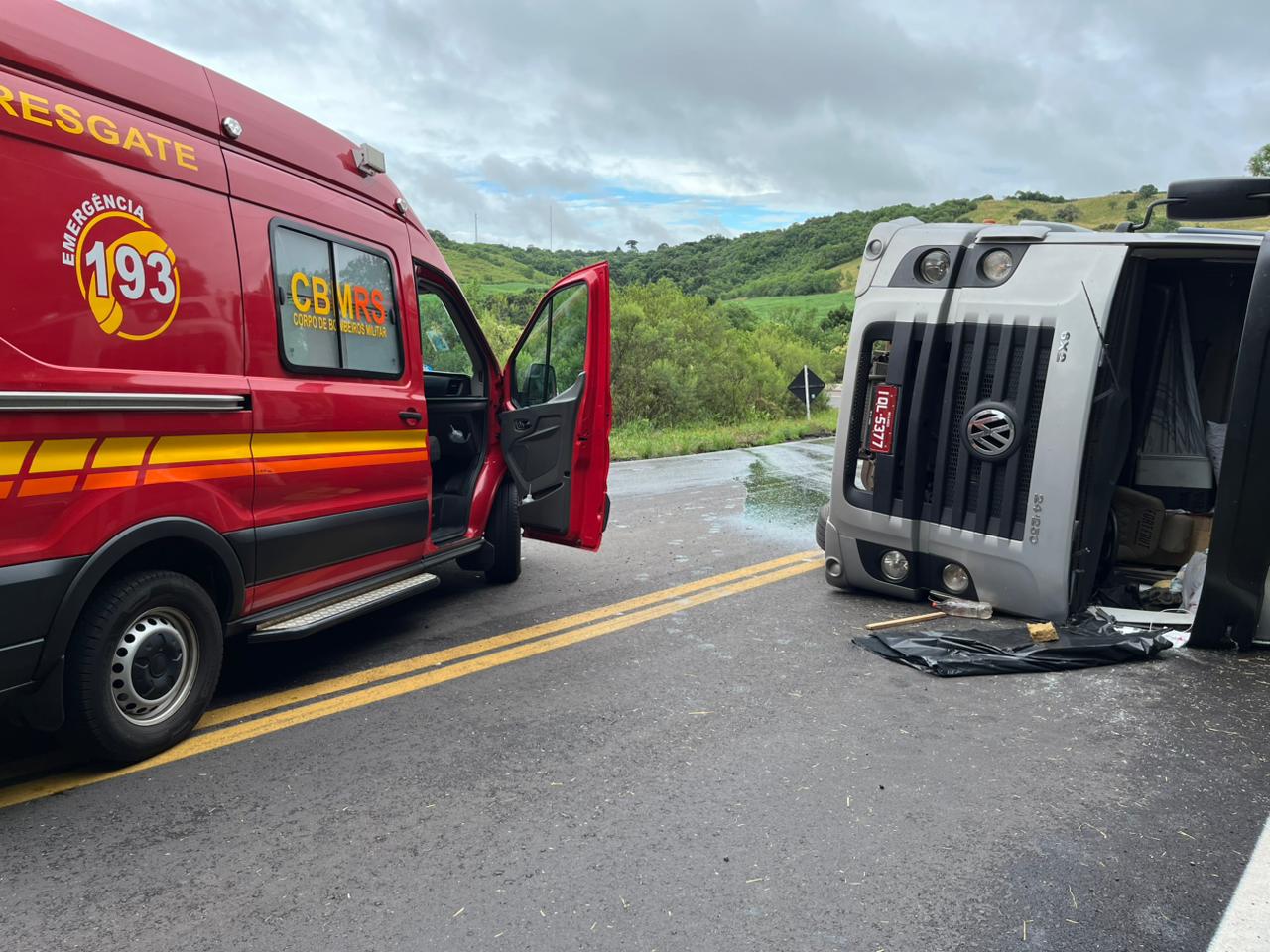 Duas pessoas ficam feridas após caminhão tombar na BR-116, em Vacaria