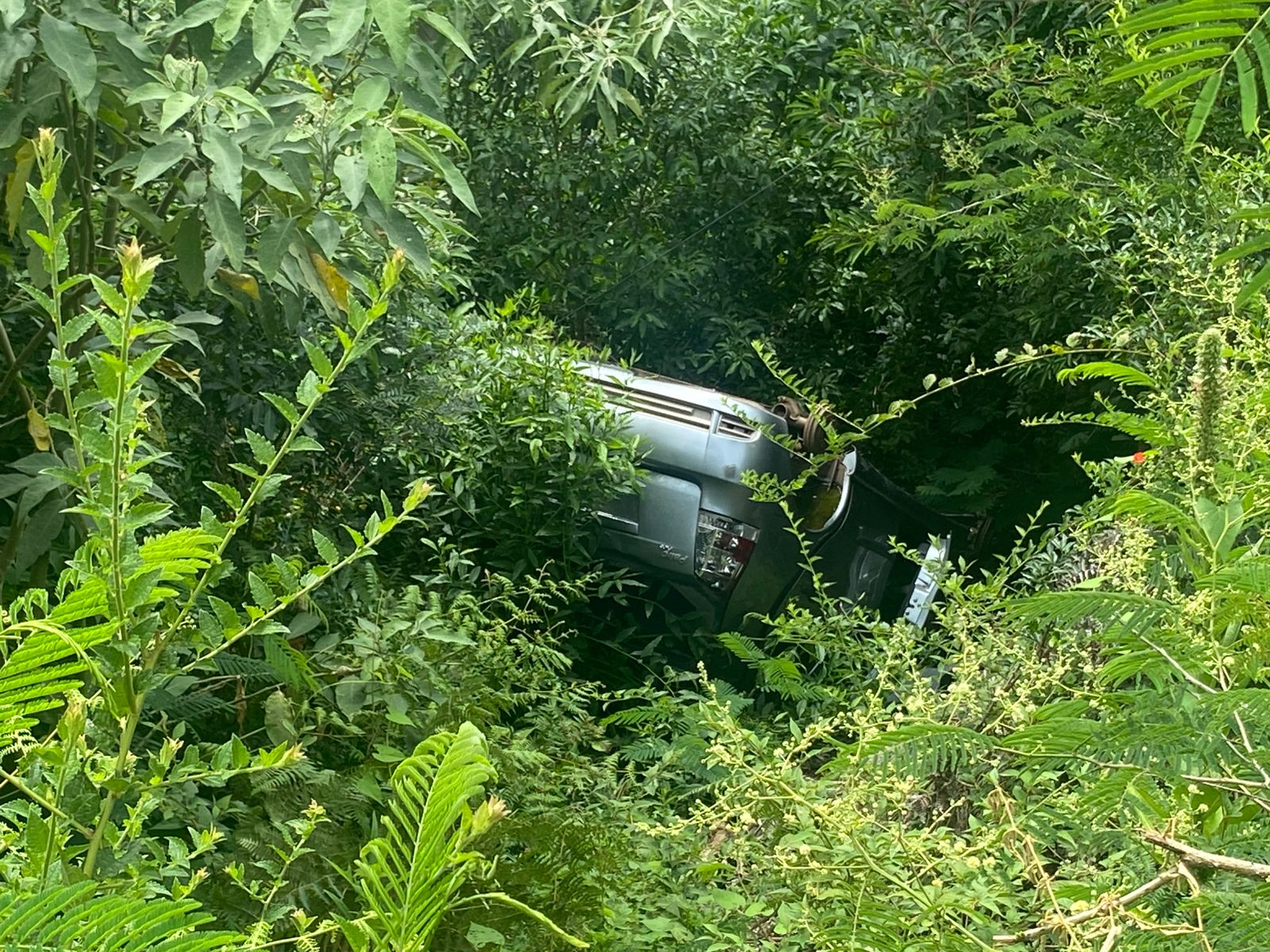 Cinco meses após capotamento, veículo segue às margens da ERS-448, em Farroupilha