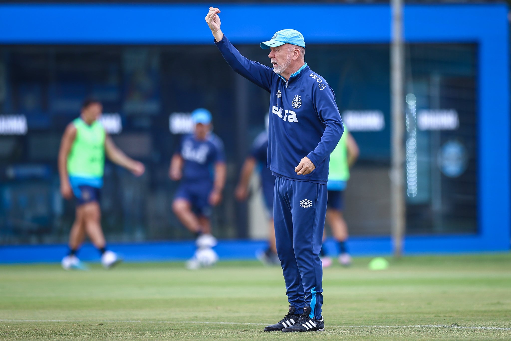 Grêmio deve definir futuro de Mano Menezes na próxima semana