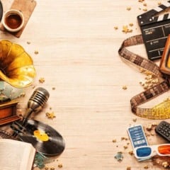 Conceito de entretenimento: vinil, gramofone, microfone, filme, TV retr&ocirc;, pipoca, controle remoto e &oacute;culos 3D.