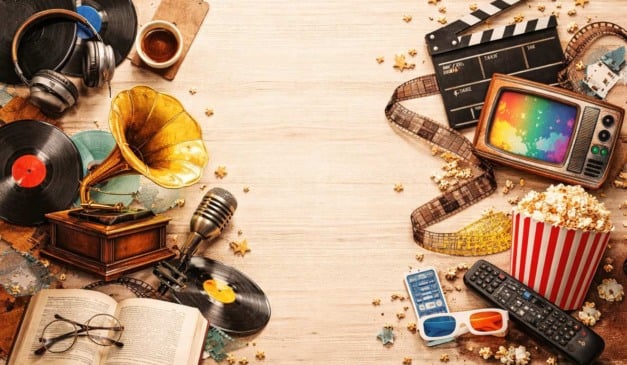 Conceito de entretenimento: vinil, gramofone, microfone, filme, TV retrô, pipoca, controle remoto e óculos 3D.