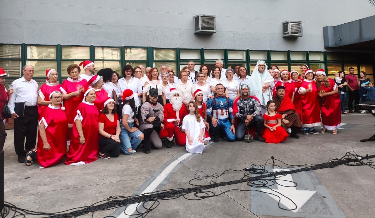 Bombeiros realizam descida do Papai Noel no Hospital Tacchini, em Bento Gonçalves
