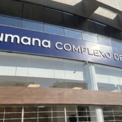 Fachada do complexo de saúde Humana com logotipo e frase em português.