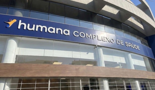 Fachada do complexo de saúde Humana com logotipo e frase em português.