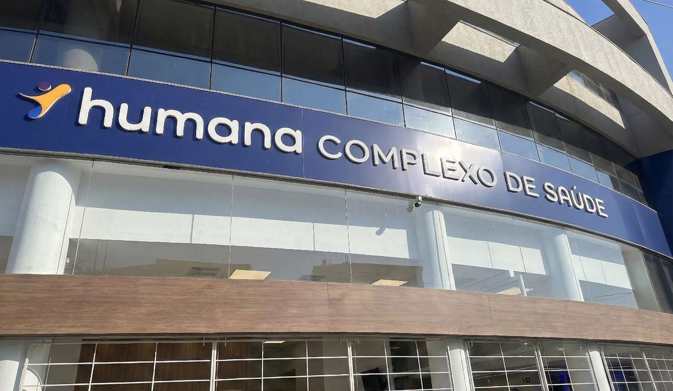 Fachada do complexo de saúde Humana com logotipo e frase em português. Fachada do complexo de saúde Humana com logotipo e frase em português.