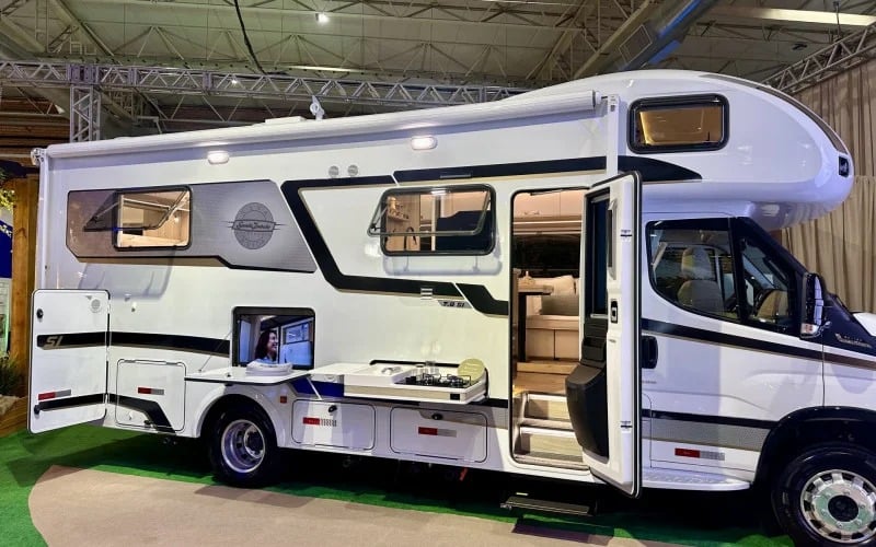 Pela primeira vez no município e aberta ao público, é possível ver de perto motorhomes de até
R$ 3 milhões, trailers, acessórios para acampamento. (Foto: Mônica Pereira) Pela primeira vez no município e aberta ao público, é possível ver de perto motorhomes de até
R$ 3 milhões, trailers, acessórios para acampamento. (Foto: Mônica Pereira)
