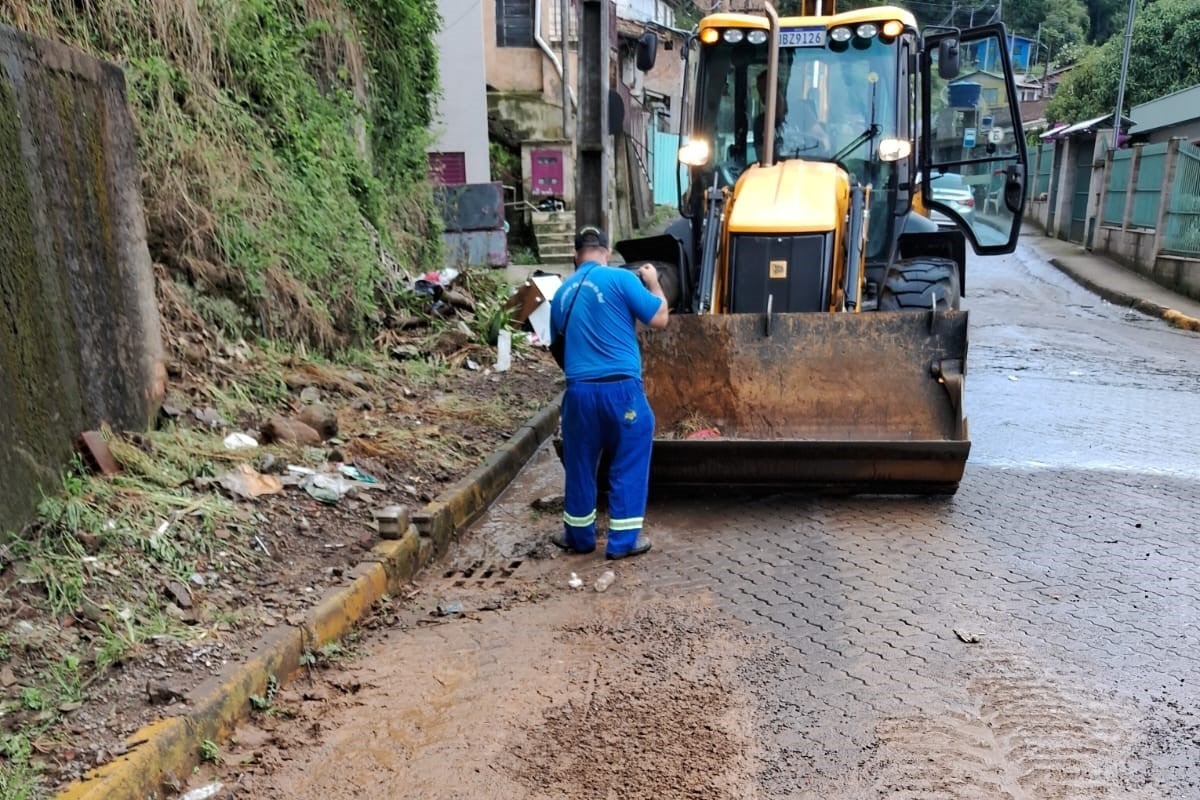 Secretaria de Obras executa limpeza e manutenção de drenagem na Zona Sul de Caxias do Sul