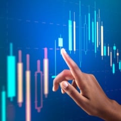 Mão aponta para gráfico de ações, análise de mercado financeiro.