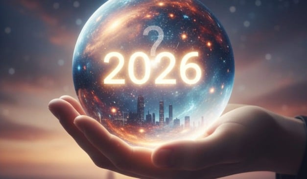 Mão segurando globo com 2026, com cidade e céu estrelado