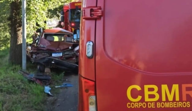 Condutor de um VW Santana ficou preso às ferragens.