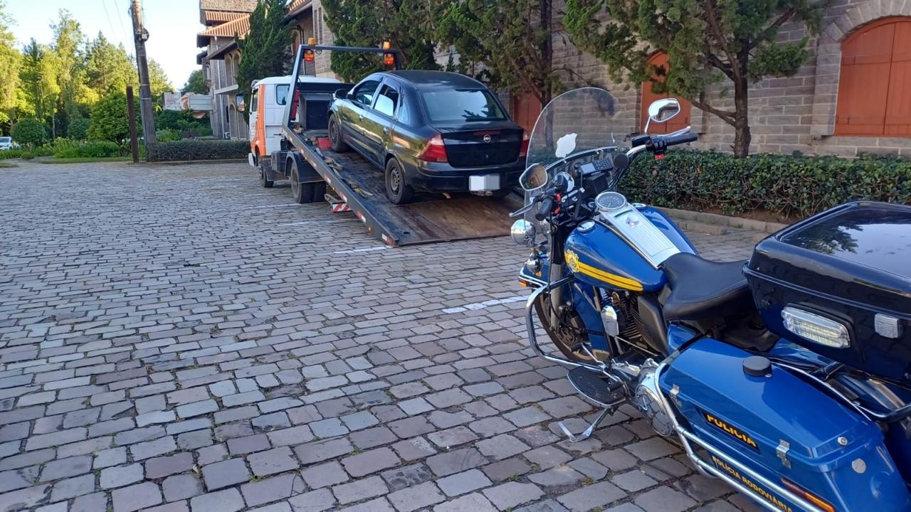 Carro com 225 multas e mais de R$ 108 mil em dívidas é apreendido pela PRF na BR-470, em Garibaldi
