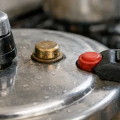 4 detalhes na tampa da panela de press&atilde;o que fazem o feij&atilde;o demorar mais para cozinhar