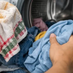 4 motivos que explicam por que lavar panos de prato junto com roupas pode comprometer o resultado final