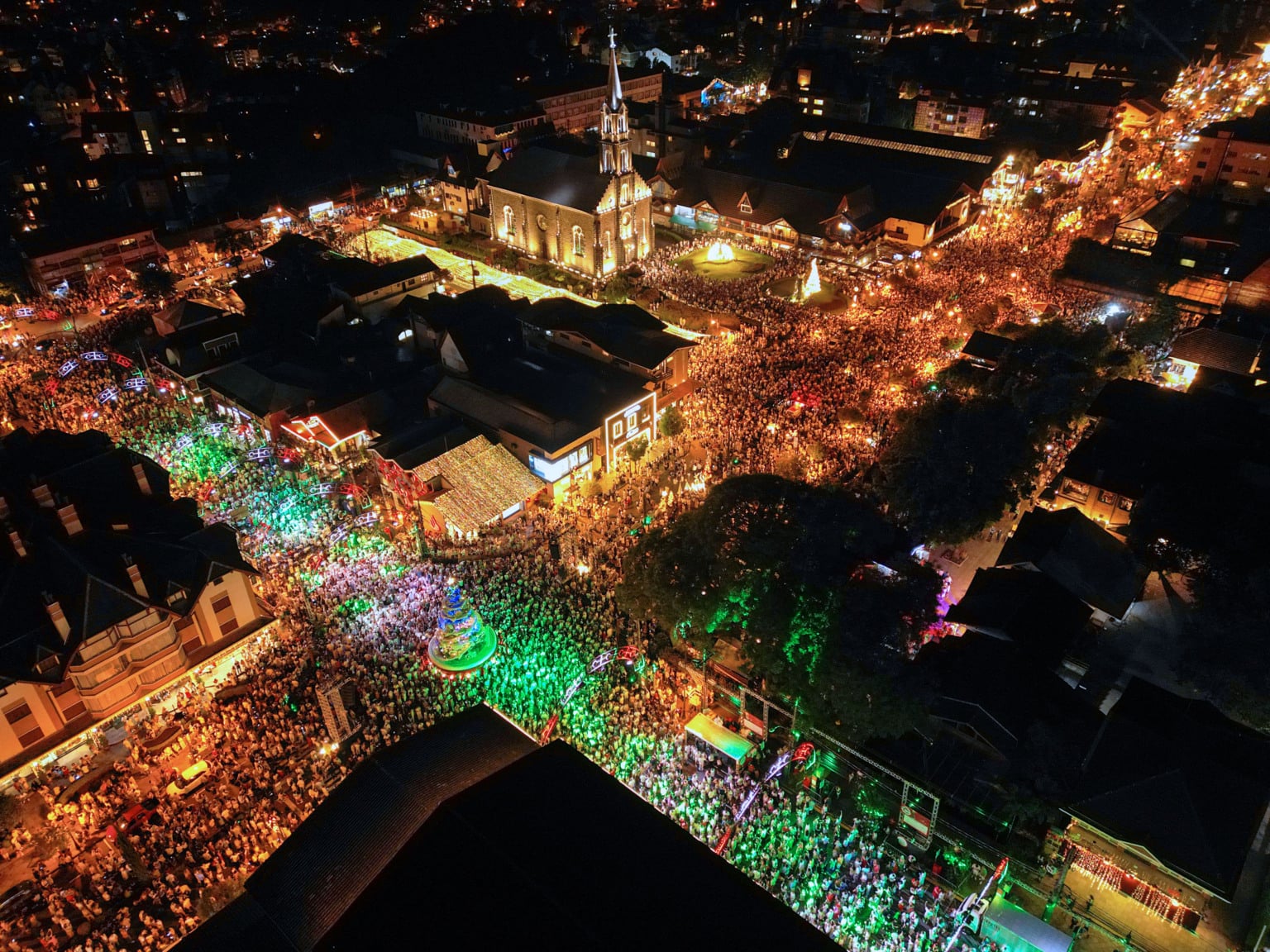 Foto: Cleiton Thiele/SerraPresda Virada com Hally e Banda. Foto Stefano Silva/ Radio Clube FM
