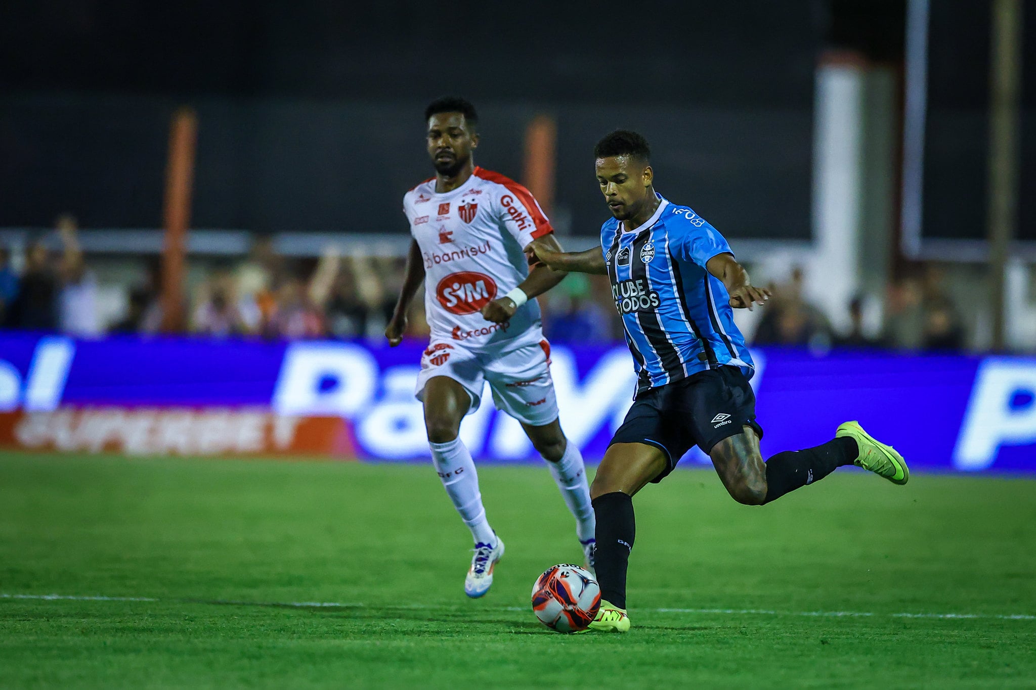 Com time alternativo e um jogador a mais, Grêmio vence o Guarany de Bagé