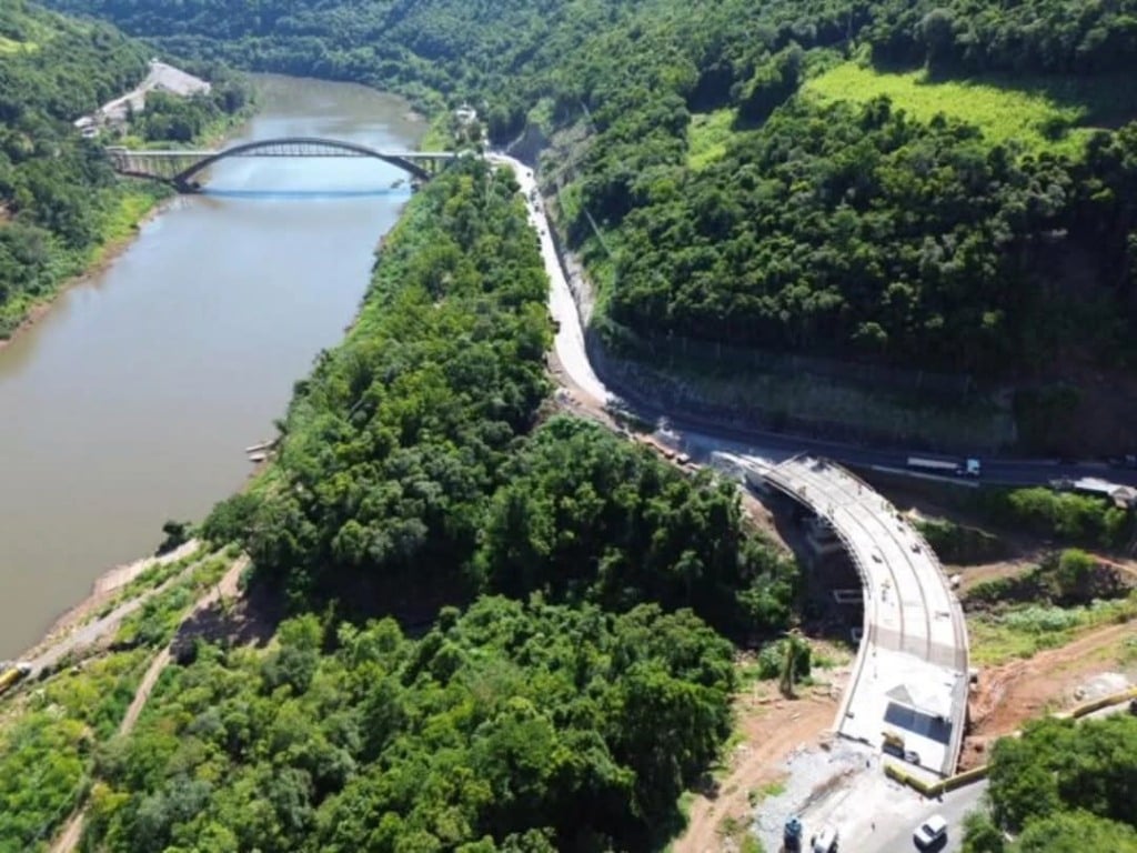 O bloqueio ocorre para dar sequência às obras no km 193 da rodovia. O bloqueio ocorre para dar sequência às obras no km 193 da rodovia.