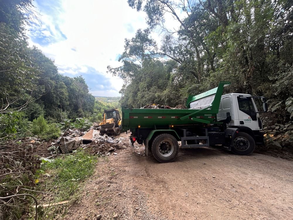 Operação ambiental remove 50 toneladas de resíduos descartados irregularmente em Caxias do Sul