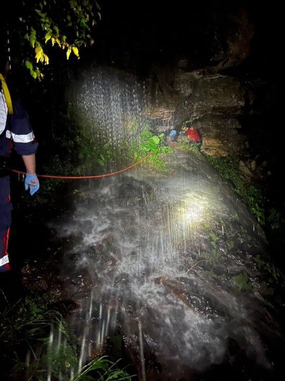Apesar da altura considerável da queda, o homem foi resgatado consciente. (Foto:  3ª CiaBM)