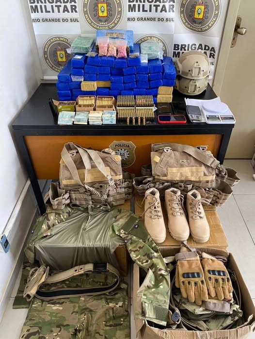 Durante as buscas na residência vinculada ao local, os policiais encontraram um arsenal de materiais ilícitos. (Foto: Comunicação Social do 3 RPMON) Durante as buscas na residência vinculada ao local, os policiais encontraram um arsenal de materiais ilícitos. (Foto: Comunicação Social do 3 RPMON)