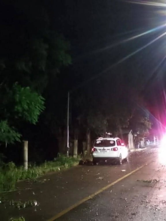 A combinação de ventos intensos e queda de granizo provocou o destelhamento de residências, quedas de postes e bloqueios de rodovias. (Foto: Soledade News)