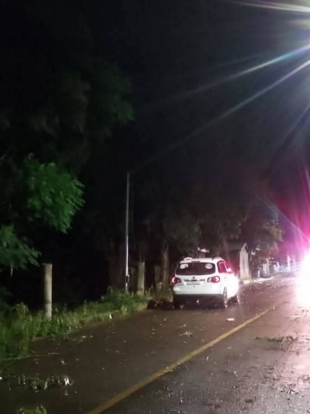 Temporal com vento forte e granizo deixa rastro de danos em 16 cidades do RS