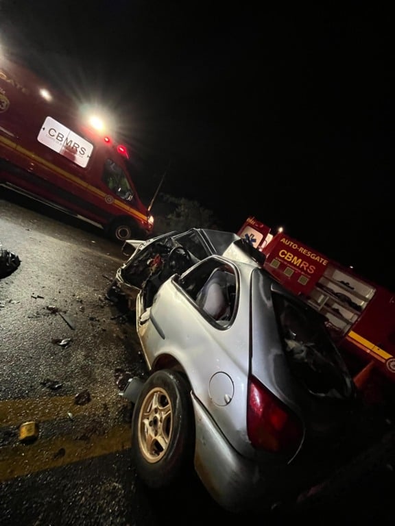 A condutora do carro veio a óbito no local. (Foto: Corpo de Bombeiros)